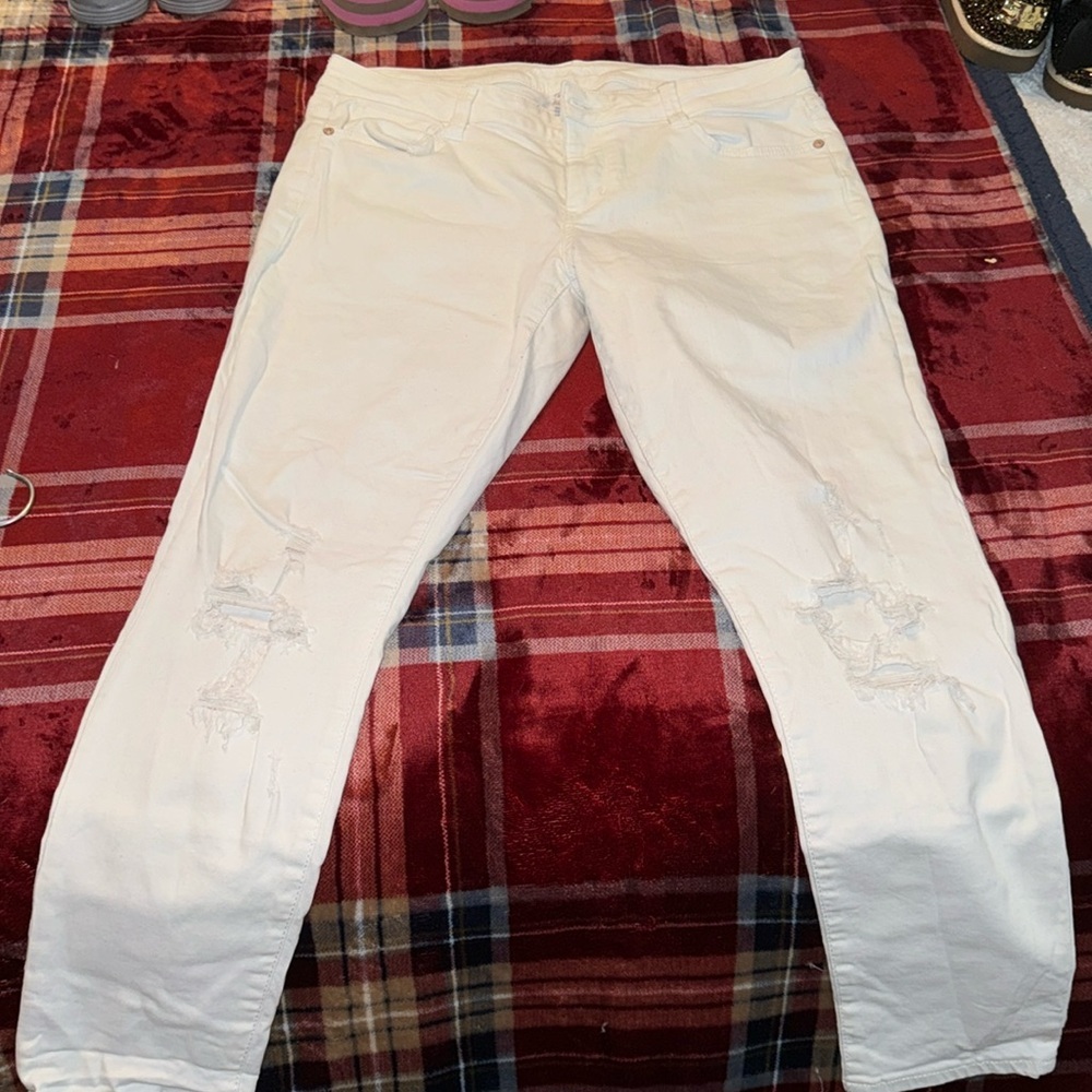 WHITE WOMEN RIPPED JEANS